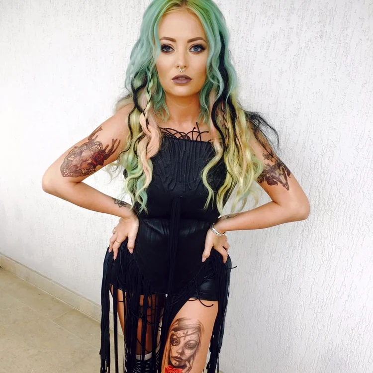 Delia (33 de ani) și-a aplicat tatuaje temporare pe piele pentru Media Music Awards