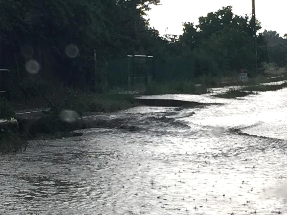 Cantităţile de apă vor depăşi local 25-30 l/mp şi izolat 50-60 l/mp. În restul teritoriului fenomenele de instabilitate atmosferică se vor semnala pe arii restrânse