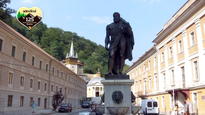 Statuia lui Hercules, din centrul staţiunii