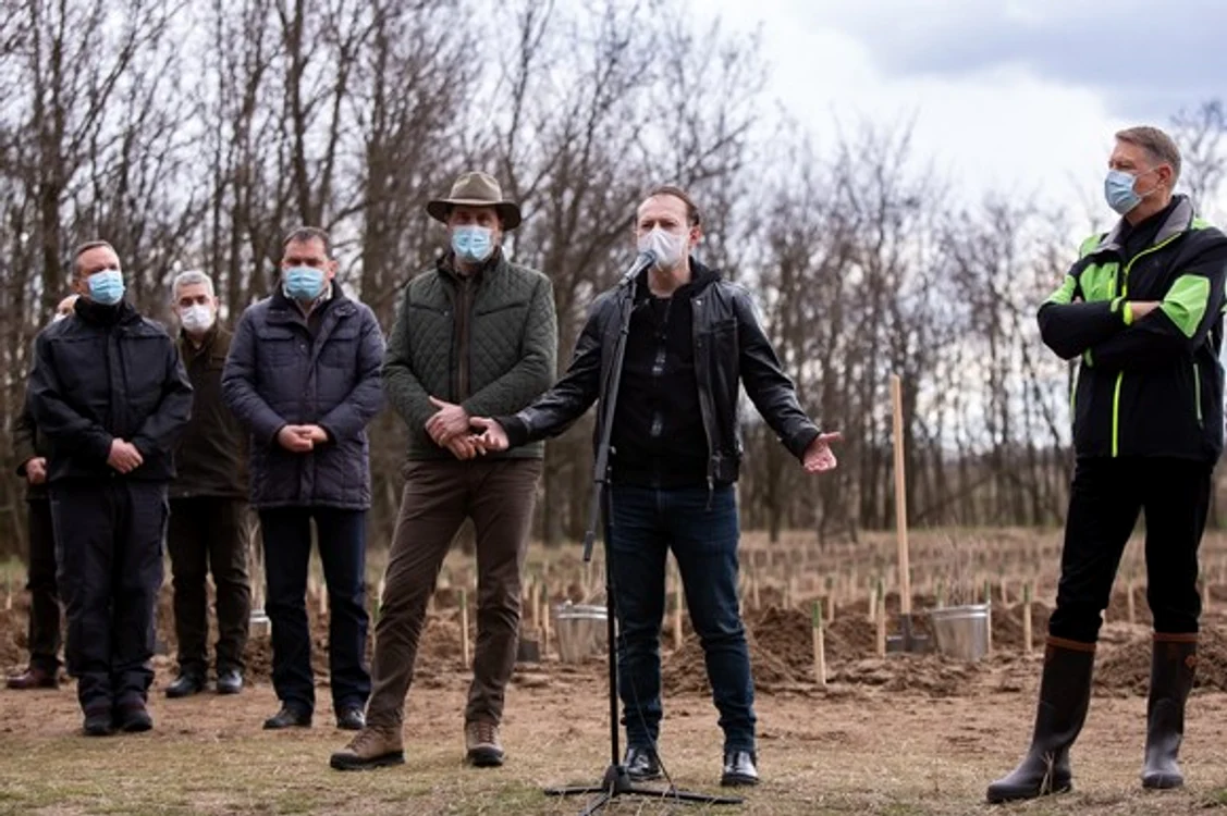 
    Și-a tăiat blugii cu lama, a condus mașina băut, ascultă Sepultura și se crede - în glumă - Superman. Florin Cîțu este un rebel care și-a făcut mulți dușmani politici Sursa foto: Instagram/Florin Cîțu  
