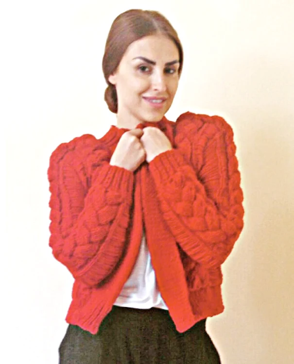 Roxana s-a pozat cu hainele lucrate manual