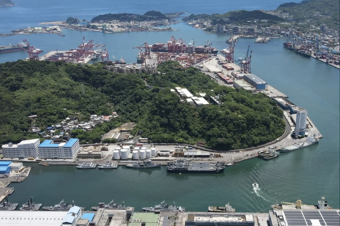 Vedere aeriană asupra portului Keelung din Taiwan, evacuat pe perioada celor 4 zile în care Armata Chineză efectuează exerciţii militare cu muniţie reală FOTO AFP