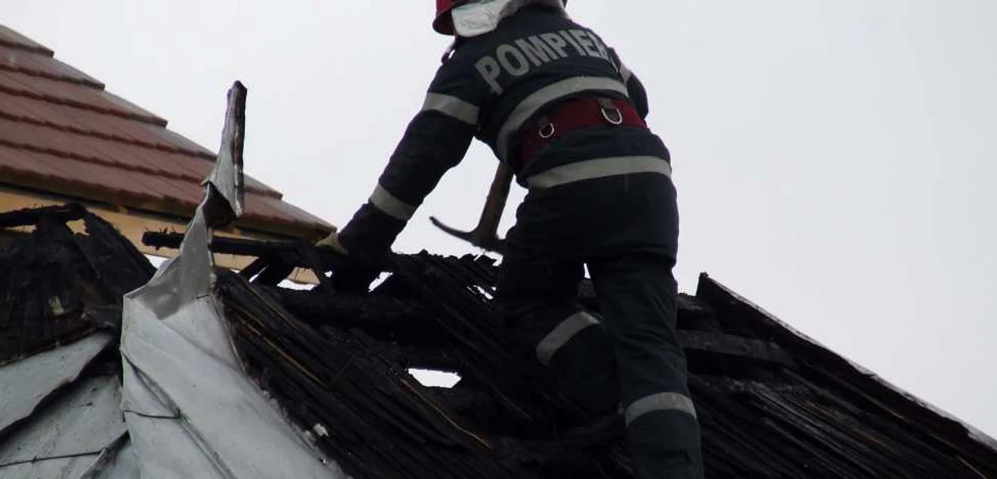 Pompierii au intervenit pentru a stinge incendiul 