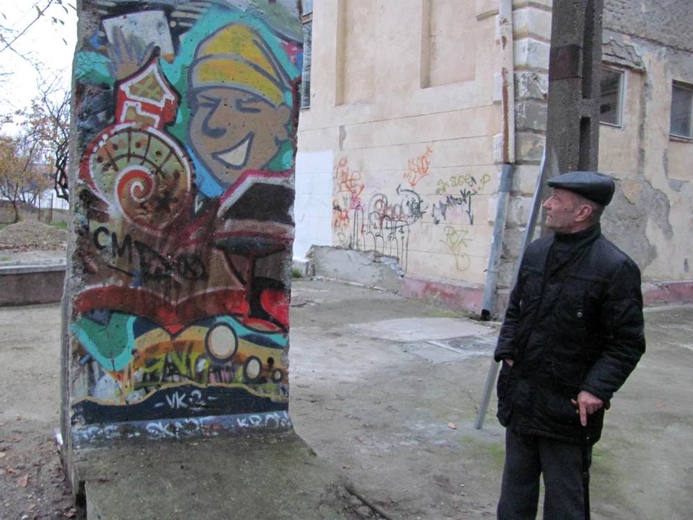 Traian Orban, preşedintele Memorialului Revoluţiei admiră cadoul primit de la Berlin