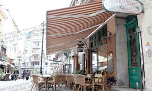 Agenţii economici au fost  amendaţi pentru că au  blocat circulaţia pietonală  cu mesele şi scaunele teraselor (Fotografii: Roberto Sălceanu) jpeg