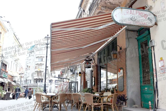 Agenţii economici au fost amendaţi pentru că au blocat circulaţia pietonală cu mesele şi scaunele teraselor (Fotografii: Roberto Sălceanu)