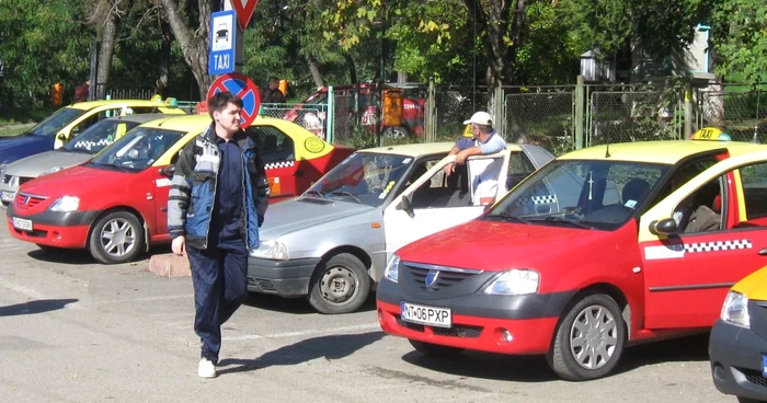 Pietrenii care aleg să meargă cu taxiul trebuie să ceară bon fiscal pentru eventuale reclamaţii