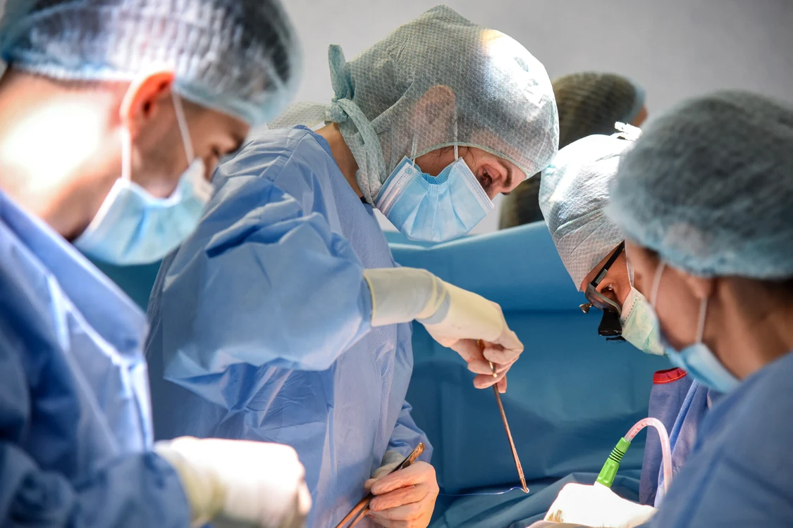 Doctori în sala de operație