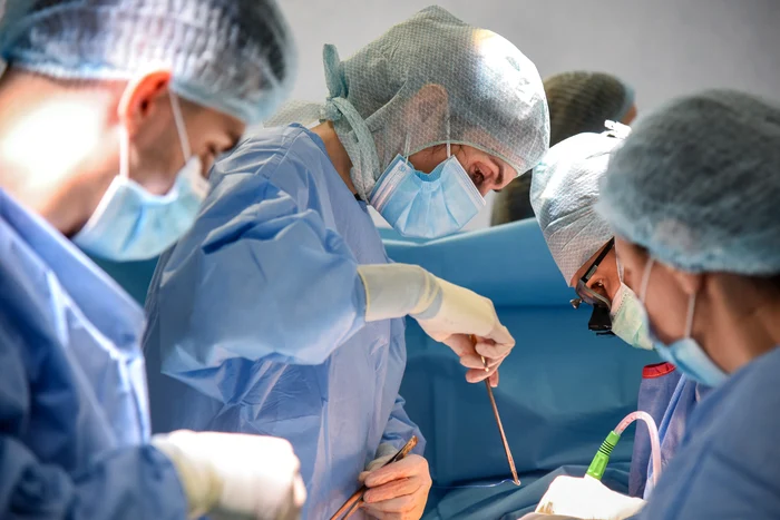 Doctori în sala de operație