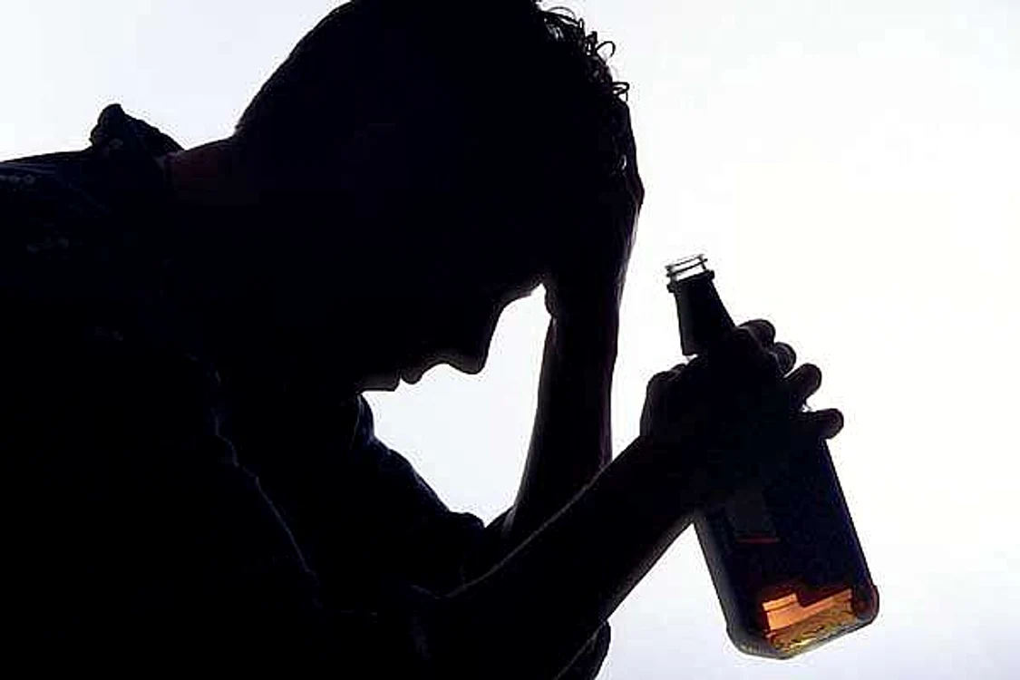 Alcoolul ajută pe moment, dar adâncește starea de depresieFoto: Shutterstock