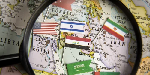 Harta Orientului Mijlociu cu steaguri sub o lupă FOTO shutterstock jpg