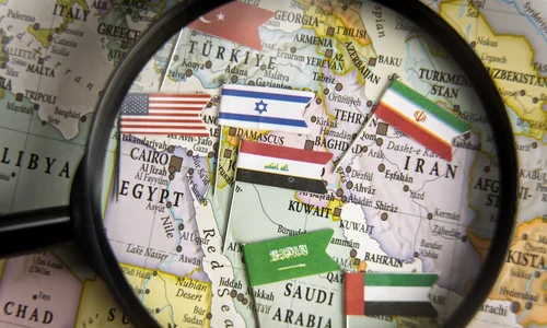 Harta Orientului Mijlociu cu steaguri sub o lupă FOTO shutterstock jpg