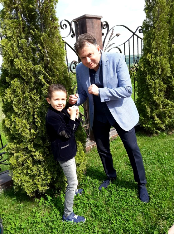 Nelu Tătaru este întâmpinat cu mult drag de băiatul lui