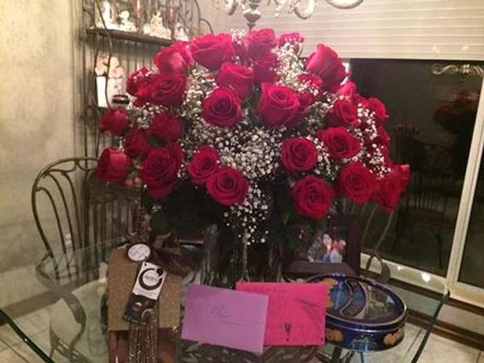 Nadia a primit de ziua ei un superb buchet de trandafiri din partea fiului si a sotului