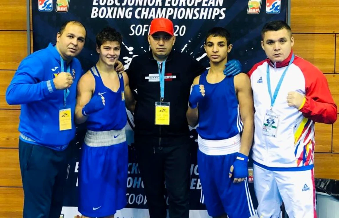 Dorel Simion, alături de doi dintre boxerii medaliați la Campionatul European