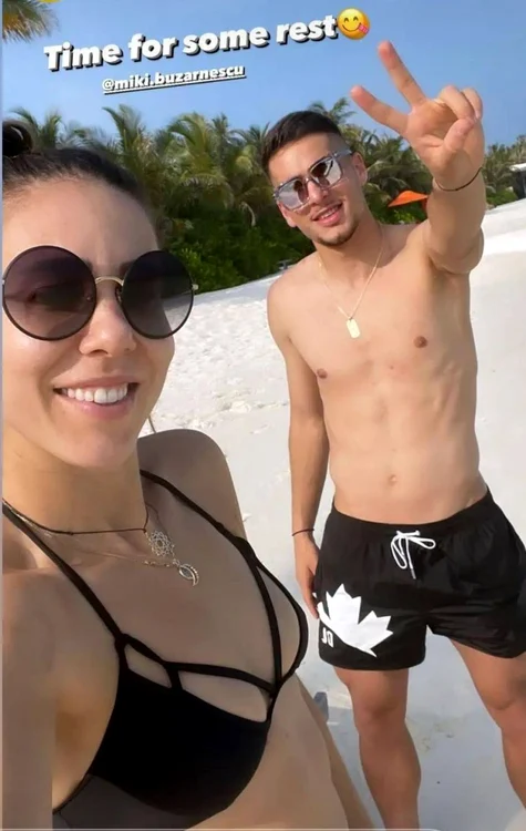 Mihaela Buzărnescu și iubitul ei, Marco Dulca, pe plajă în Maldive (FOTO: Instagram)