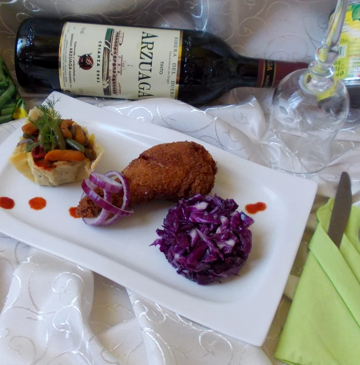 
    Coșulețe de parmezan cu legume soté și pulpe de pui crocante   