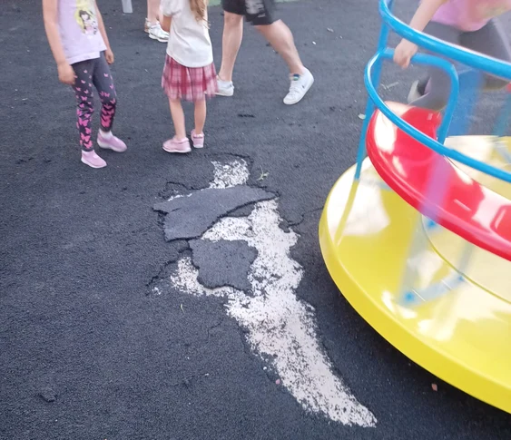 Pavimentul se desprinde foarte ușor Foto: Alin Ion