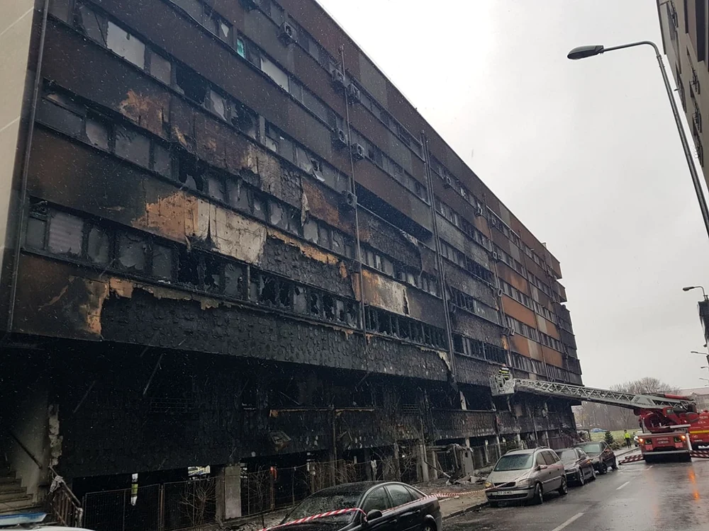 Blocul distrus de incendiu foto: Călin Gavrilaş