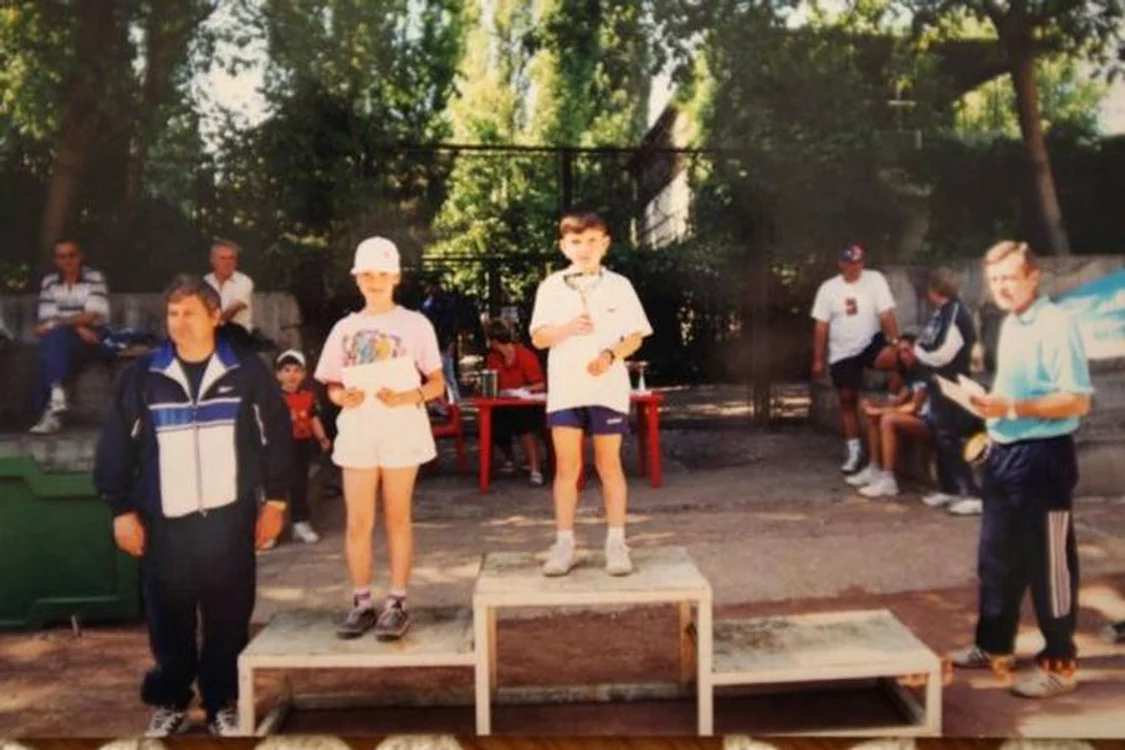 Simona Halep cu trofeul cucerit la unul dintre primele turnee câștigate în copilărie