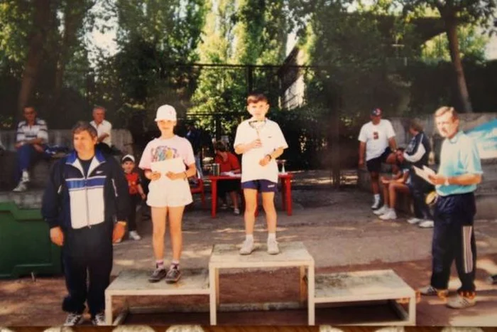 Simona Halep cu trofeul cucerit la unul dintre primele turnee câștigate în copilărie