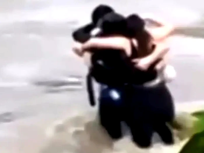 Tinerii s-au îmbrățișat înainte să îi ia apa /foto: captura video