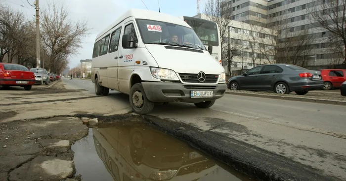 Bulevardele din Capitală sunt pline de gropi după topirea zăpezii. FOTO Marian Iliescu