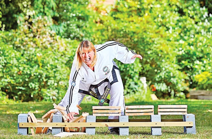 Lisa Pitman, din Kent, a spart 230 de scânduri de pin cu o singură mână, într-un minut 