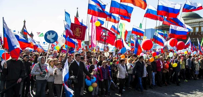 Zeci de mii de persoane au participat la un marş muncitoresc de susţinere a Kremlinului în Piaţa Roşie din Moscova. FOTO AP