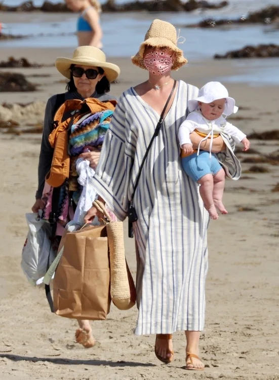 
    Katy Perry și mama ei au scos-o la o plimbare pe plajă pe micuța Daisy Dovefoto: Profimedia  