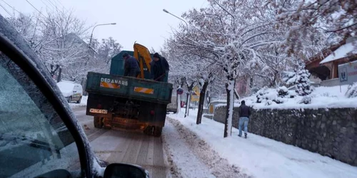 Utilajele de deszăpezire nu ţin pasul cu ninsorile