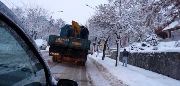 Utilajele de deszăpezire nu ţin pasul cu ninsorile