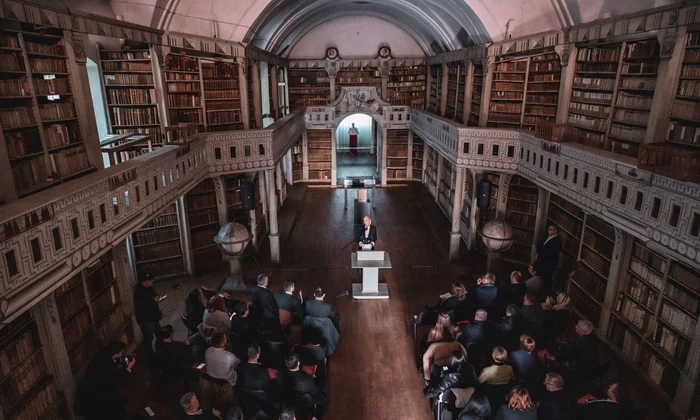 Codex Aureus expus pentru prima dată în România (© Facebook / Biblioteca Batthyaneum)