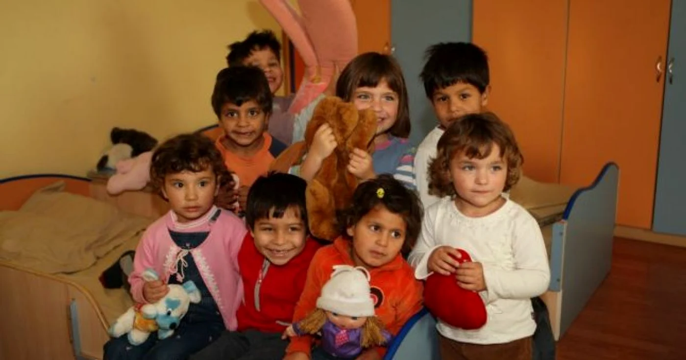 Un ONG cere garantarea prin Constituţie a dreptului copilului la o familie permanentă FOTO Adevărul