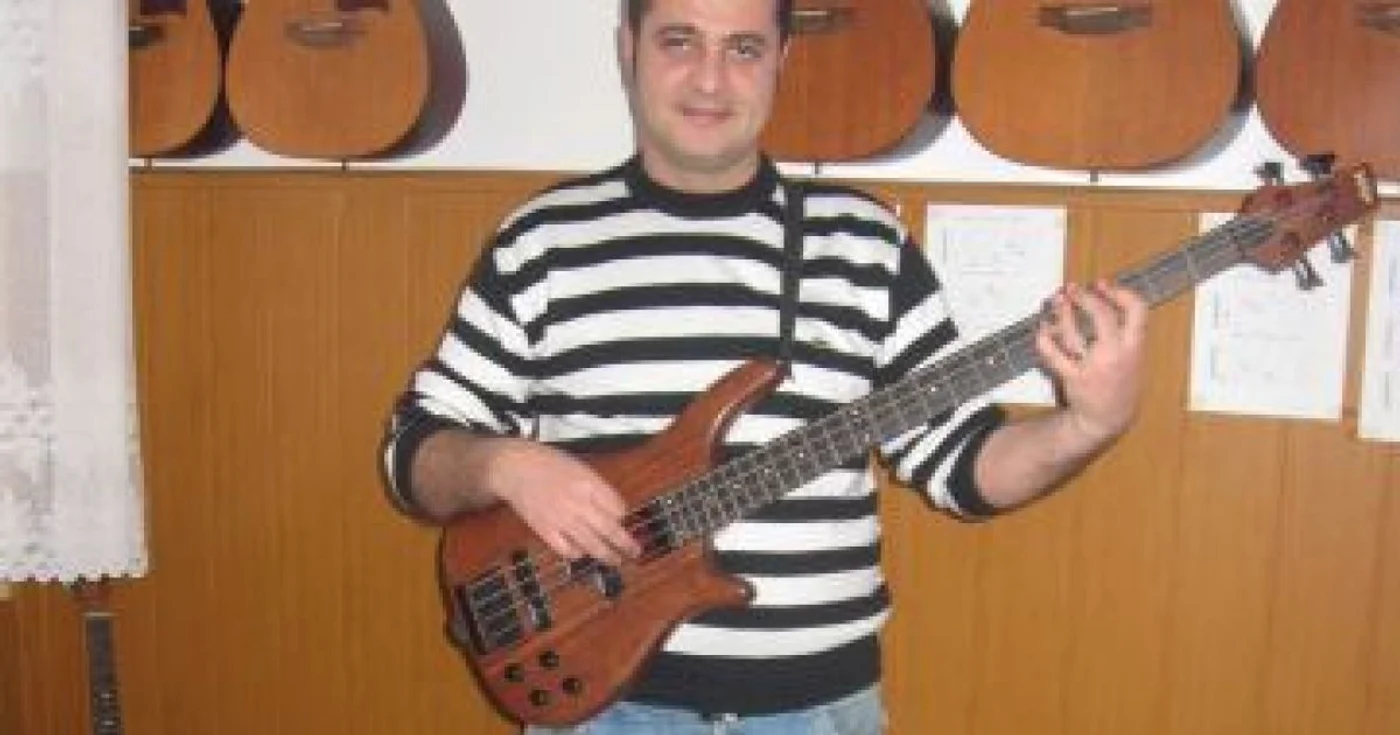 Ionuţ Popescu este fascinat de chitară