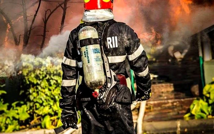 Pompierii au intervenit pentru a împiedica extinderea flăcărilor