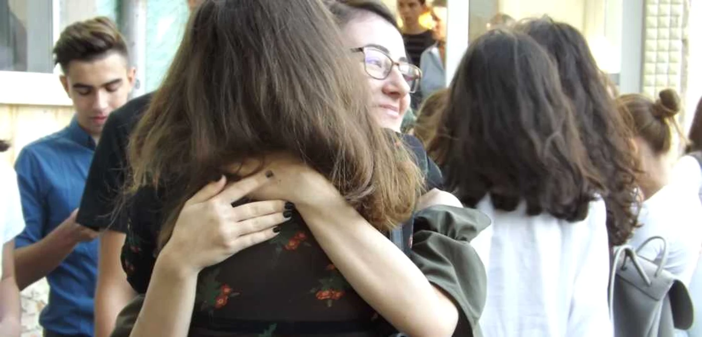 Bucuria regăsirii colegilor de clasă la Colegiul Naţional Gheorghe Ţiţeica din Turnu Severin FOTO Alexandra Georgescu