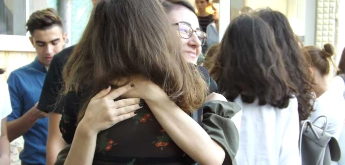 Bucuria regăsirii colegilor de clasă la Colegiul Naţional Gheorghe Ţiţeica din Turnu Severin FOTO Alexandra Georgescu