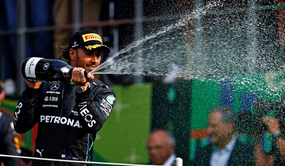De șapte ori câștigător de Formula 1, Hamilton va concura pentru Ferrari din 2025. Anunțul a dus la creșterea acțiunilor Ferrari