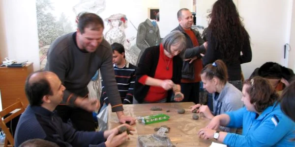 Brasov - atelier de modelat lutul pentru nevazatori 