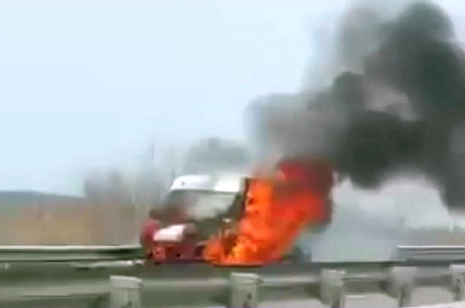 Maşină în flăcări pe autostrada A3, pe sensul dinspre Ploieşti către Bucureşti. Circulația a fost oprită