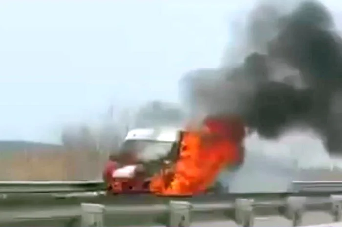 Autoutilitara a luat foc pe A3 FOTO: captură video digi24