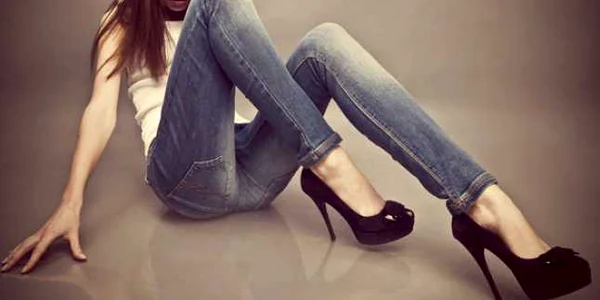 femeie in blugi