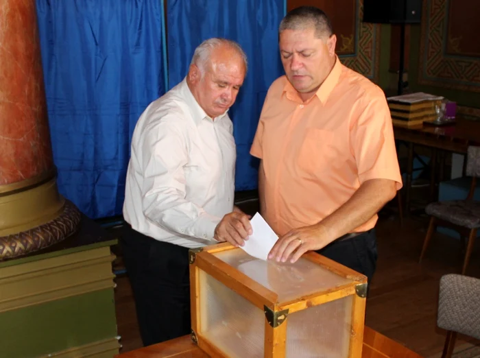 Călinoiu (stânga) a fost declarat incompatibil