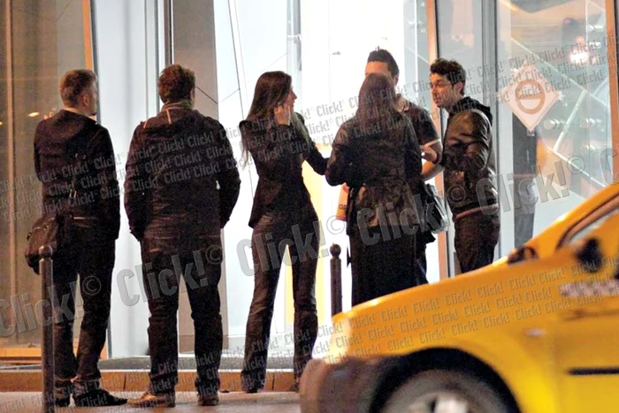 
    Deşi venise cu maşina  personală, la plecarea  de la petrecere, „Micul  Mozart” a luat un taxi (FOTOGRAFII: CEZAR)  