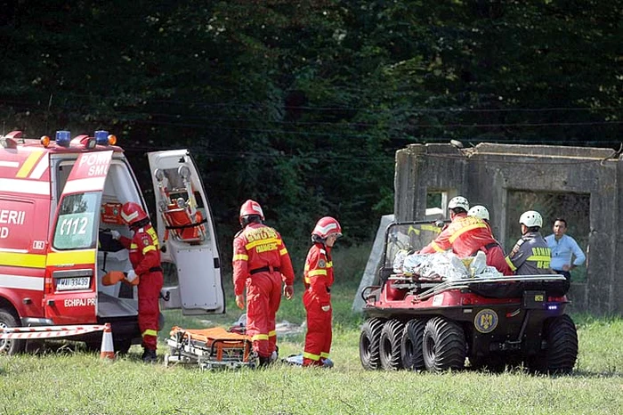 Victimele au fost duse la ambulanţă cu o autospecială de teren