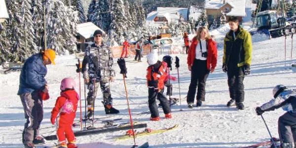Pe pârtiile din Rânca, copiii învaţă să schieze de la monitori profesionişti