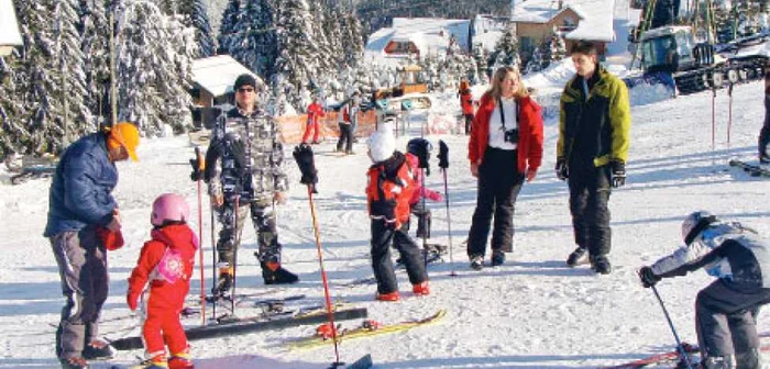 Pe pârtiile din Rânca, copiii învaţă să schieze de la monitori profesionişti
