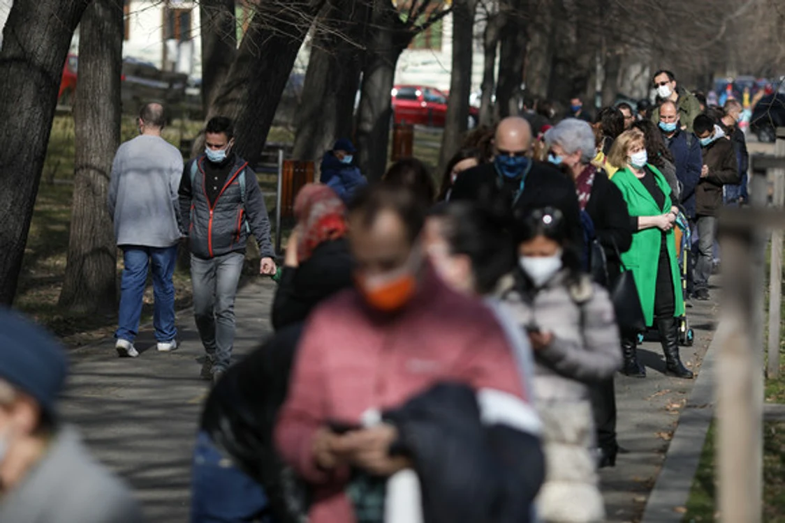 
    La Muzeul Satului din București, unele mărțișoare „poartă” mascăFoto: Mediafax  
