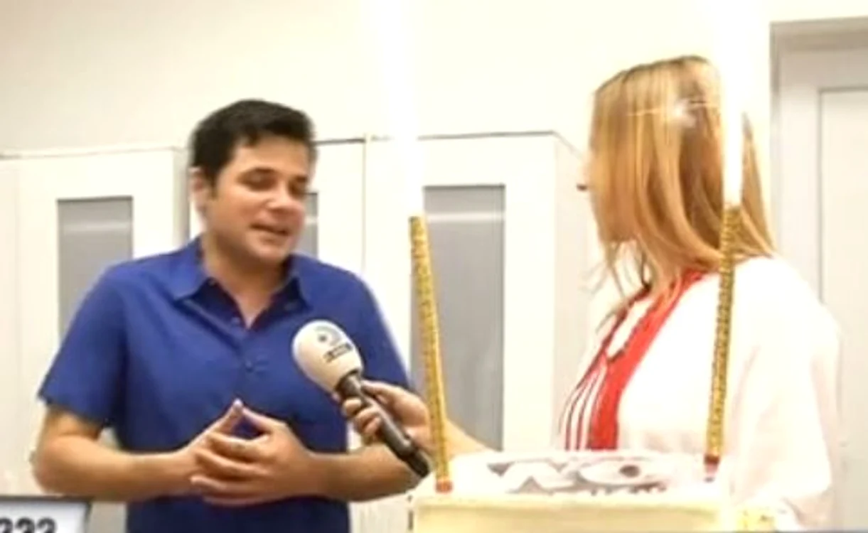 Cove a răsuflat uşurat când a văzut tortul şi echipa de filmare de la Kanal D (captură: Kanal D)